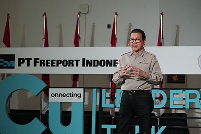 Tony Wenas visits with Universitas Sam Ratulangi students as part of the “Connecting U” campaign.