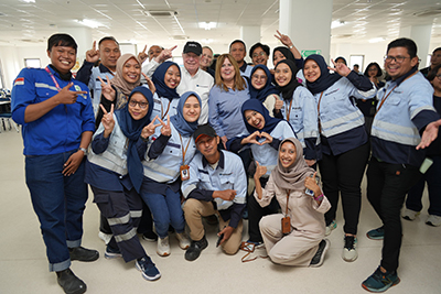 Chairman of the Board Richard Adkerson and President and Chief Executive Officer Kathleen Quirk stop for a photo with PTFI smelter employees. 