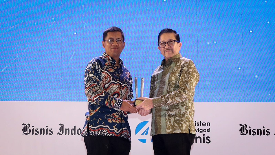 Tony Wenas (right) is presented the BIG 40 Award by Bisnis Indonesia Group Director Hery Trianto at a gala dinner in Jakarta.